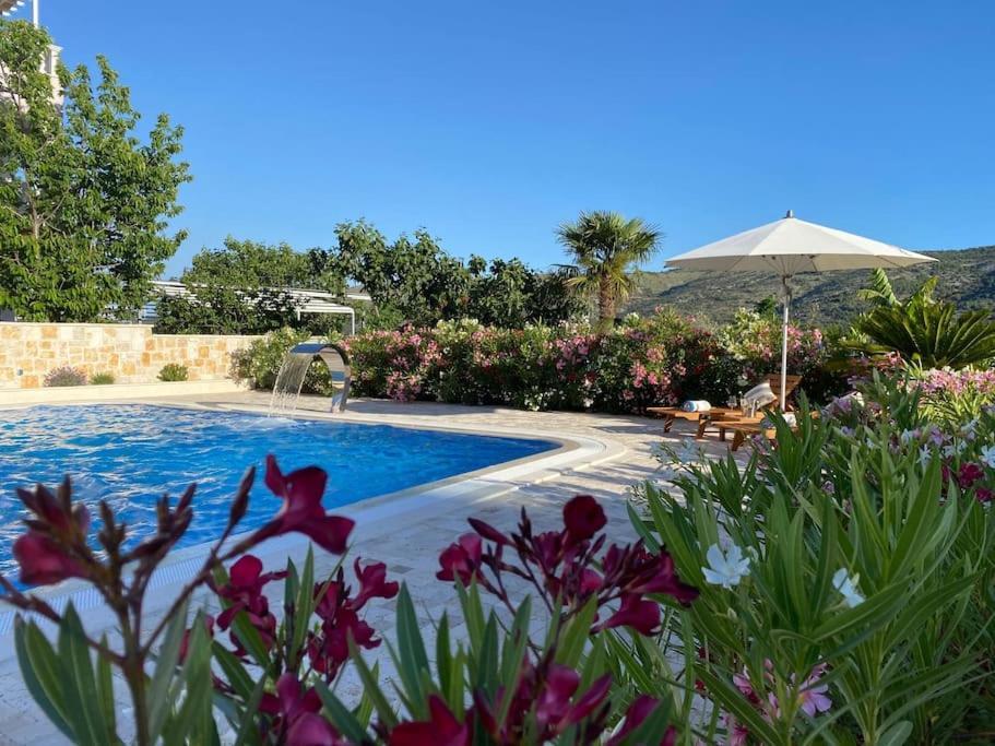Villa Ludilo Mit 4 Apartments In Poljica - Marina Bei Trogir Split エクステリア 写真