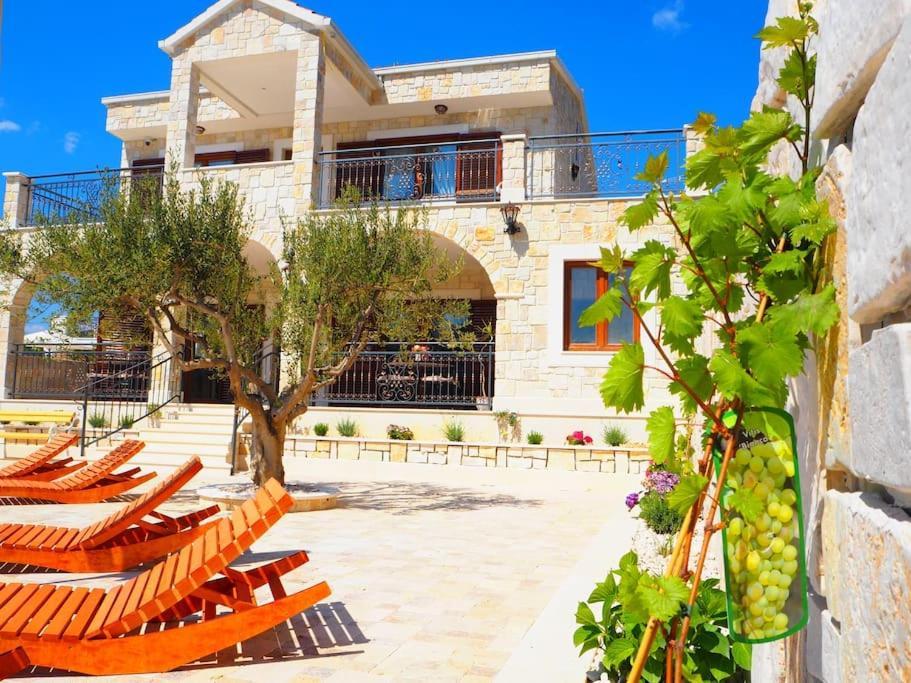 Villa Ludilo Mit 4 Apartments In Poljica - Marina Bei Trogir Split エクステリア 写真