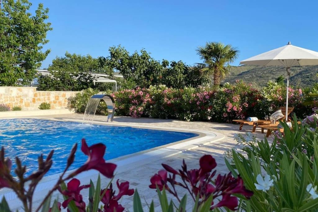 Villa Ludilo Mit 4 Apartments In Poljica - Marina Bei Trogir Split エクステリア 写真