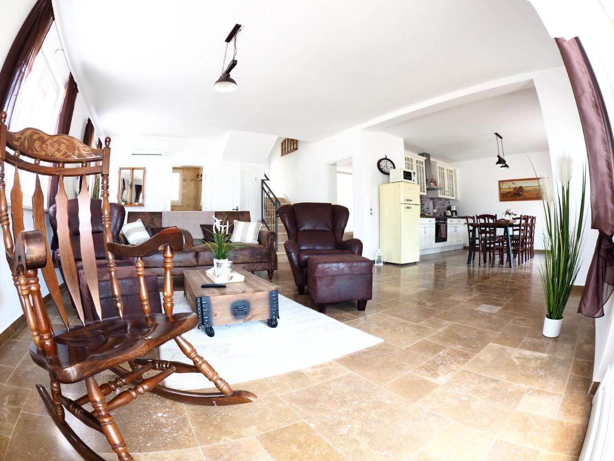 Villa Ludilo Mit 4 Apartments In Poljica - Marina Bei Trogir Split エクステリア 写真