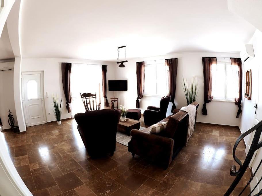 Villa Ludilo Mit 4 Apartments In Poljica - Marina Bei Trogir Split エクステリア 写真