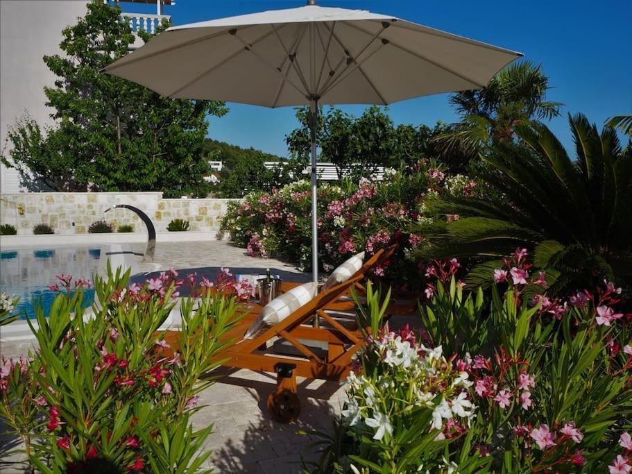 Villa Ludilo Mit 4 Apartments In Poljica - Marina Bei Trogir Split エクステリア 写真