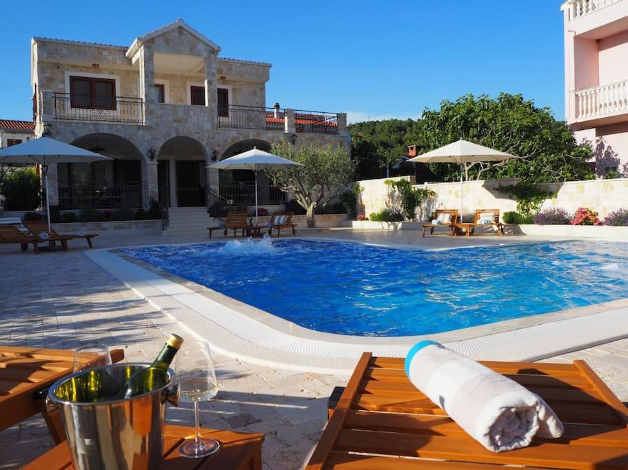 Villa Ludilo Mit 4 Apartments In Poljica - Marina Bei Trogir Split エクステリア 写真