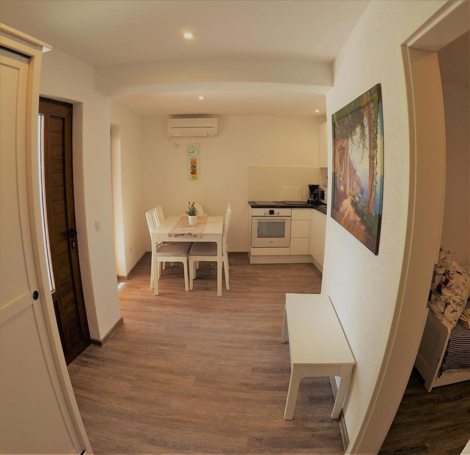 Villa Ludilo Mit 4 Apartments In Poljica - Marina Bei Trogir Split エクステリア 写真