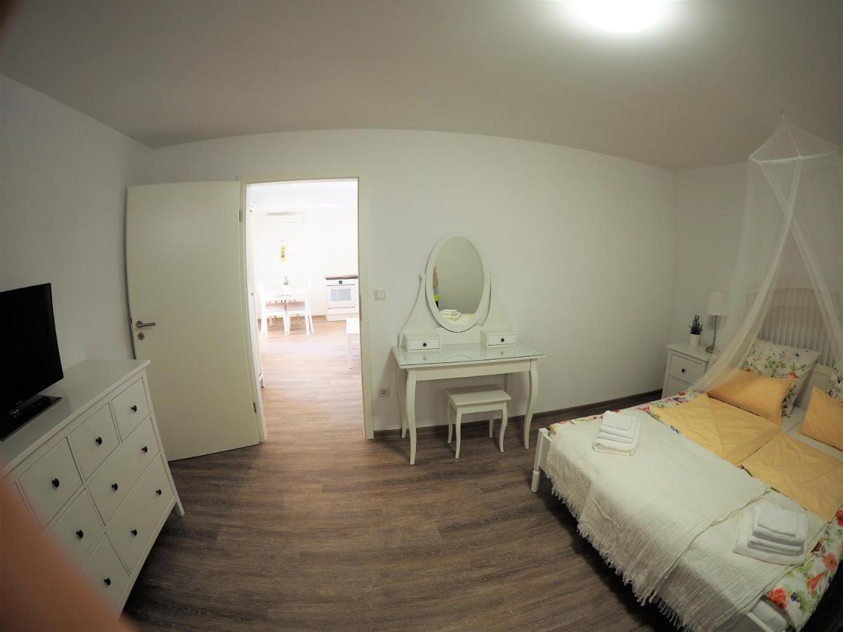 Villa Ludilo Mit 4 Apartments In Poljica - Marina Bei Trogir Split エクステリア 写真