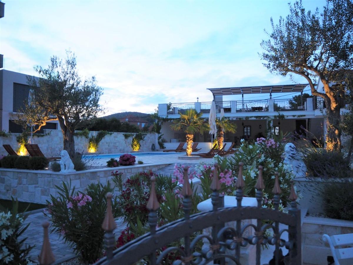 Villa Ludilo Mit 4 Apartments In Poljica - Marina Bei Trogir Split エクステリア 写真