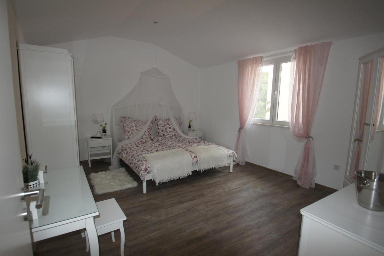 Villa Ludilo Mit 4 Apartments In Poljica - Marina Bei Trogir Split エクステリア 写真