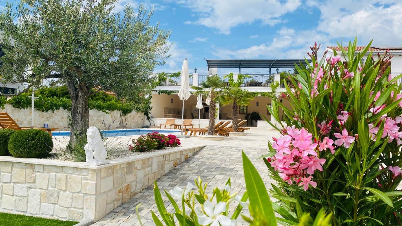 Villa Ludilo Mit 4 Apartments In Poljica - Marina Bei Trogir Split エクステリア 写真