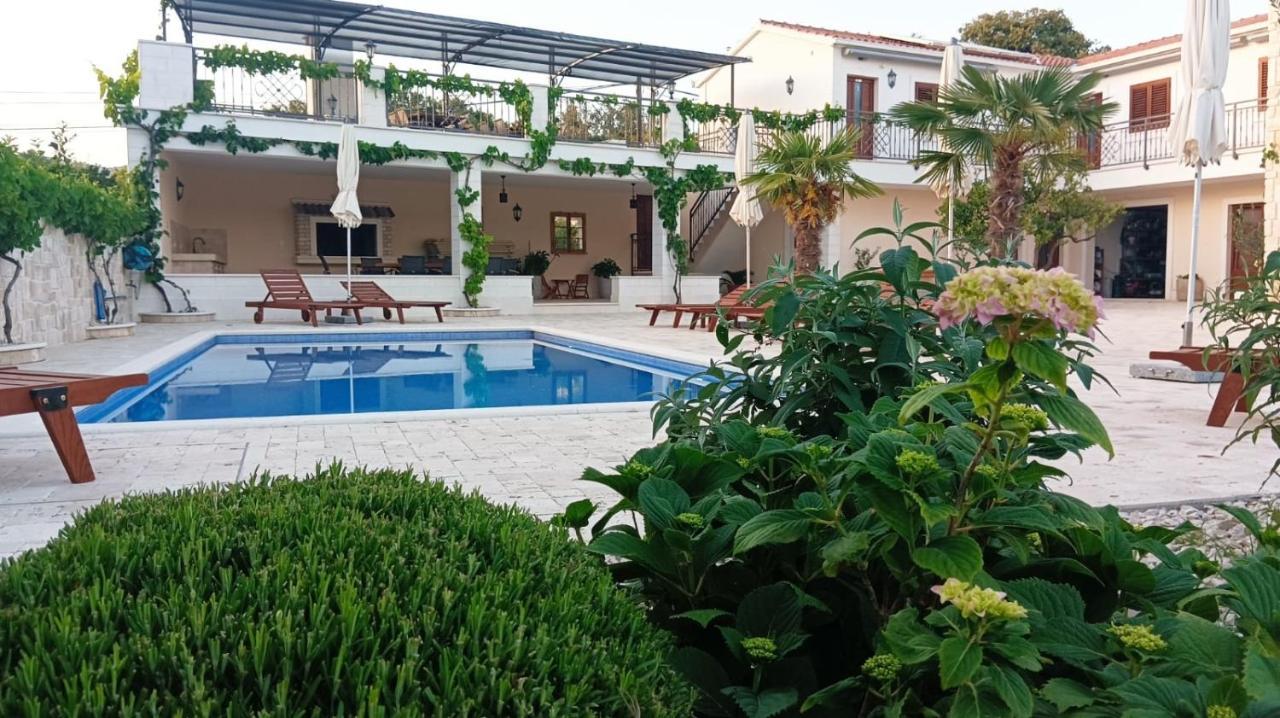 Villa Ludilo Mit 4 Apartments In Poljica - Marina Bei Trogir Split エクステリア 写真
